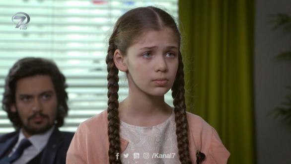 Elif Ayakkabı Mankenliği Yapıyor