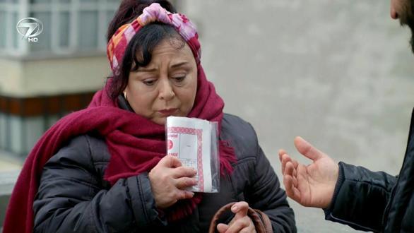 Leman Tufan'a Dükkanın Tapusunu Veriyor