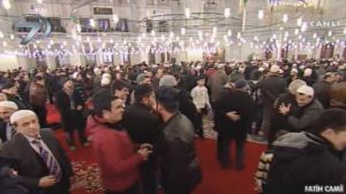 TÜM CEMAAT KUCAKLAŞTI