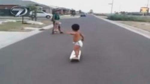 BEZLİ BEBEĞİN KAYKAY ŞOVU