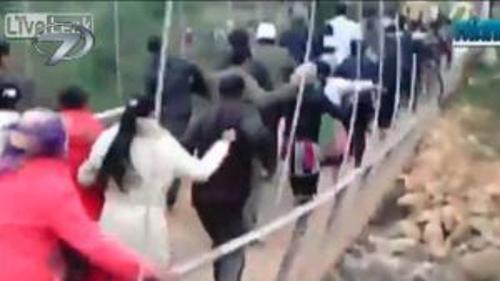 VİETNAM'DA KÖPRÜNÜN YIKILMA ANI