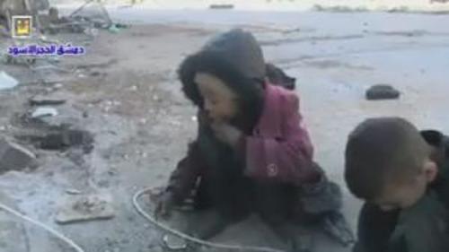 YERDEN EKMEK KIRINTISI TOPLUYORLAR