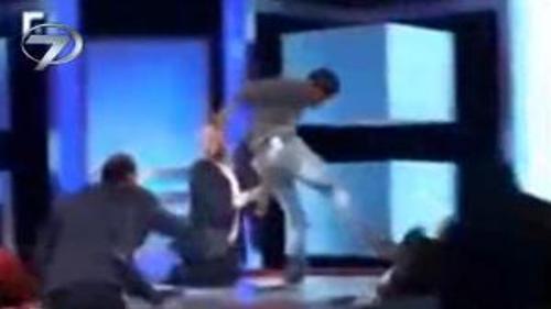 CANLI YAYINDA ANNESİNİ TEKMELEDİ