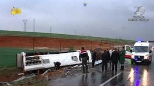 İŞÇİLERİN OTOBÜSÜ DEVRİLDİ