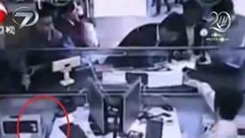 BALIK TUTAR GİBİ PARA ÇALDI