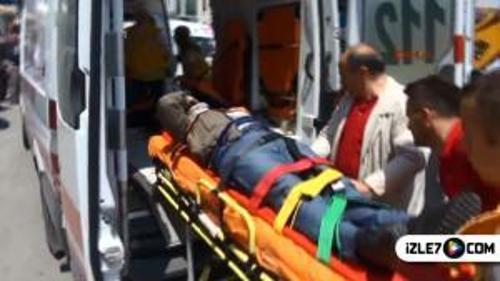 AMBULANS PARK HALİNDEKİ İŞ MAKİNESİNE ÇARPTI: 4 YARALI