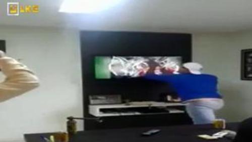 SEVİNCİNDEN TELEVİZYONU KIRDI