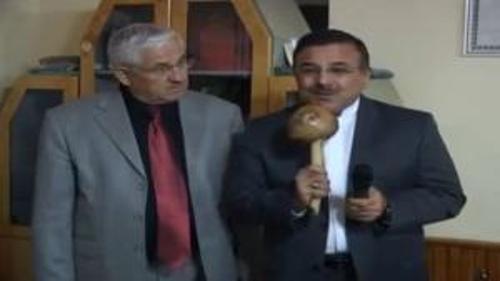 MİKROFONLA KABAĞI KARIŞTIRAN SUNUCU