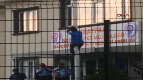 BAYRAĞI İNDİRMEYE ÇALIŞAN ŞAHIS BÖYLE VURULDU