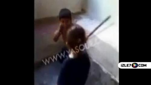 SURİYELİ ÇOCUĞU KÜÇÜK KIZLARINA DÖVDÜRTTÜLER