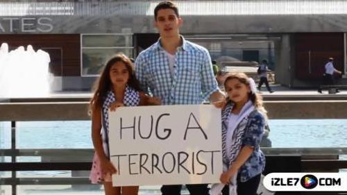 FİLİSTİNLİ KIZLARDAN 'TERÖRİSTE SARIL' EYLEMİ