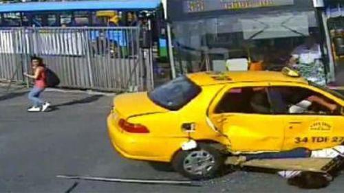 KABATAŞ'TAKİ OTOBÜS KAZASI GÜVENLİK KAMERASINDA