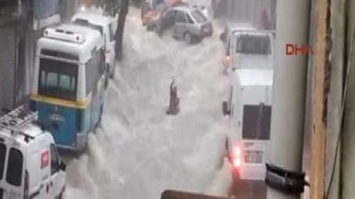 İZMİR'DE SEL CAN ALDI