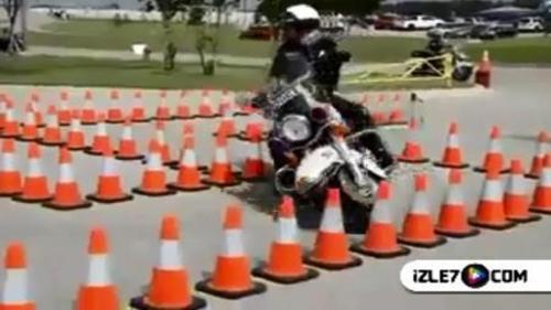 MOTOSİKLETLİ POLİSTEN İNANILMAZ GÖSTERİ