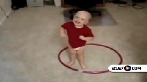 HALKAYI ÇEVİRDİĞİNİ ZANNEDEN BEBEK