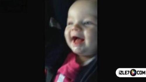 KENDİ KENDİNİ EĞLENDİREN BEBEK