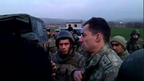 ASKERLE GÖSTERİCİLER ARASINDA 'KİMLİK' GERİLİMİ