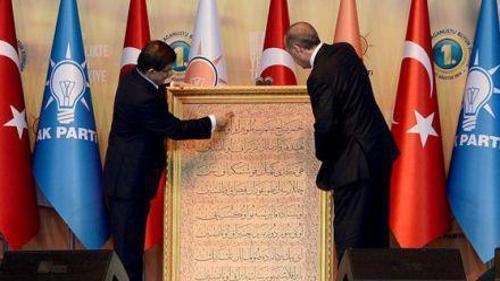 DAVUTOĞLU'NDAN ERDOĞAN'A ÇOK ÖZEL TABLO