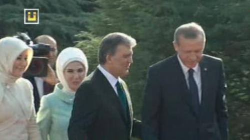 ERDOĞAN VE EŞİNİ GÜL ÇİFTİ KARŞILADI