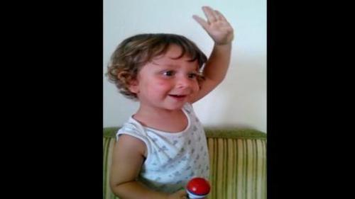 ERDOĞAN GİBİ HALKI SELAMLAYAN BEBEK