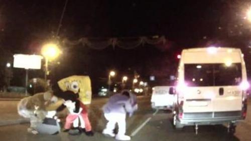 SÜNGER BOB, MICKEY MOUSE VE ARKADAŞLARI ADAM DÖVÜYOR