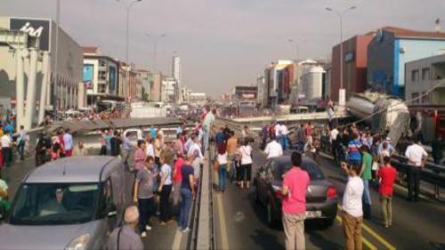 AVCILAR'DA ÜST GEÇİT ÇÖKTÜ