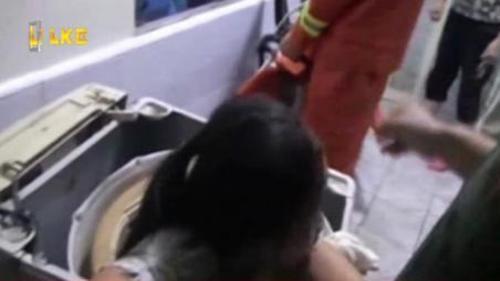ÇİNLİ KIZ ÇAMAŞIR MAKİNESİNE SIKIŞTI