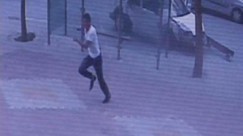 YANINDAKİ KADINI BIRAKIP KAÇTI