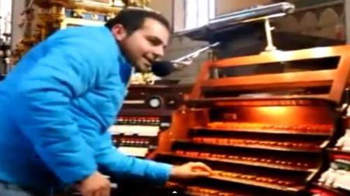 KİLİSE ORGUYLA ANKARA'NIN BAĞLARINI ÇALAN ÇILGIN TÜRK