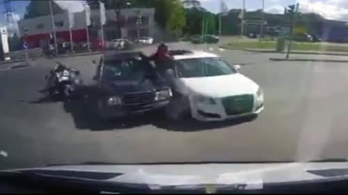 MOTOSİKLET SÜRÜCÜSÜNÜN MUCİZE KURTULUŞU