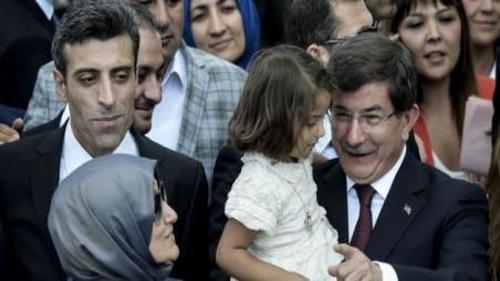 BAŞBAKAN DAVUTOĞLU VE 46 GÖREVLİ ANKARA'YA İNDİ