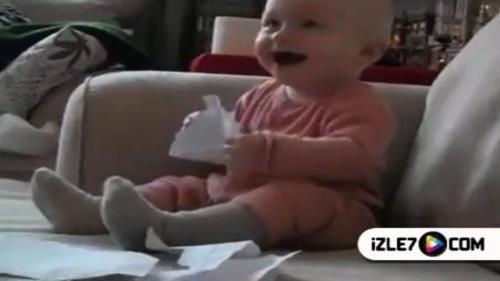 YIRTILAN KAĞIDA KAHKAHALARLA GÜLEN BEBEK