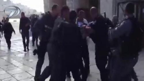 İSRAİL ASKERLERİ MÜSLÜMANLARI DÖVEREK DIŞARI ATTI