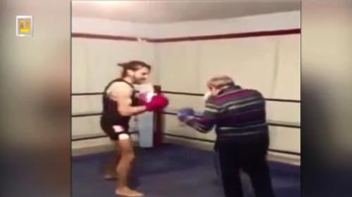 YAŞLI ADAM GENÇ BOKSÖRÜ YERE SERDİ