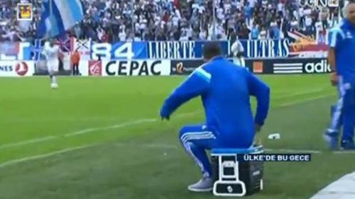 SICAK KAHVENİN ÜZERİNE OTURDU