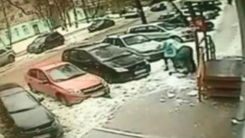 ÇATIDAN DÜŞEN BUZ SARKITI BEBEĞİN ÜZERİNE DÜŞTÜ