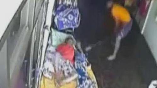 HIRSIZ EV SAHİBİNİ DEMİR ÇUBUKLA ÖLDÜRDÜ