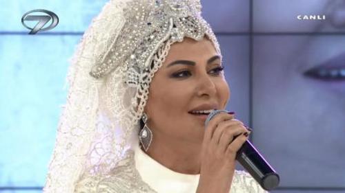 EBRU YAŞAR TESETTÜRLÜ GELİNLİKLE CANLI YAYINA ÇIKTI