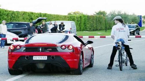 BİSİKLETLE FERRARİYİ GEÇEN ADAM
