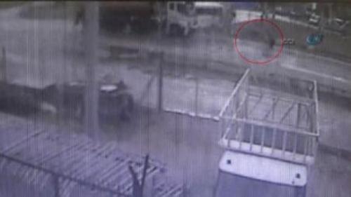 MİNİBÜSÜN BAGAJINDAN BÖYLE FIRLADI