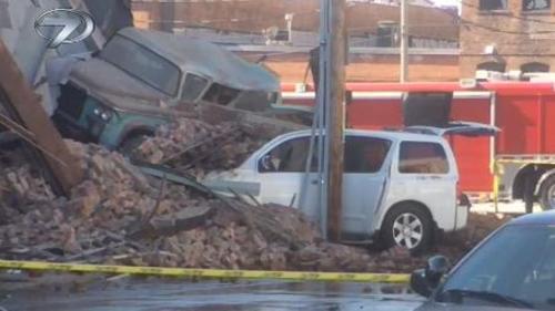 DUVARA ÇARPAN CİP BİNAYI YIKTI