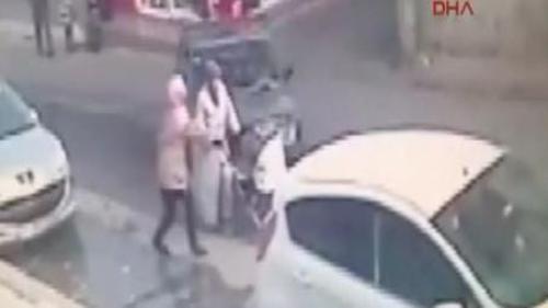 EHLİYETSİZ SÜRÜCÜ ANNE VE BEBEĞİNİ BÖYLE EZDİ