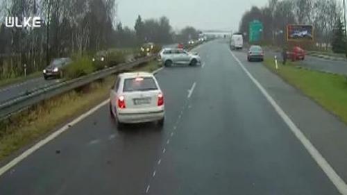 PEŞ PEŞE ÜÇ KAZA