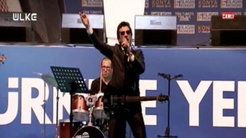 ERHAN GÜLERYÜZ'DEN 'DAVUTOĞLU AHMET HOCA' PERFORMANSI