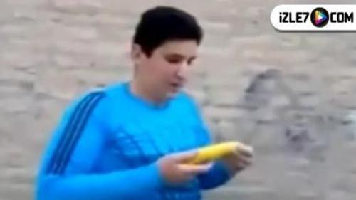 4 SANİYEDE MISIR YİYEN ÇOCUK