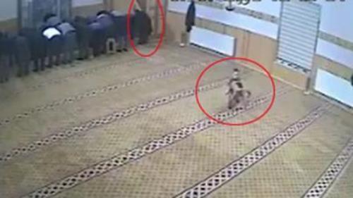 NAMAZ KILAN AMCANIN ALTINDAN TABUREYİ ÇEKTİ