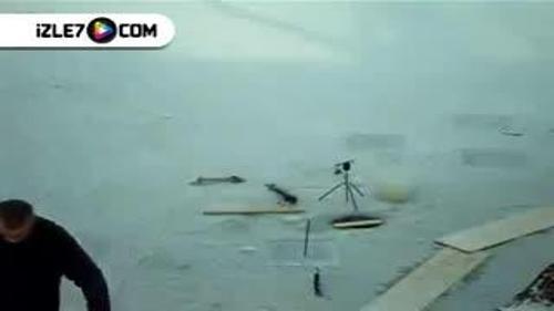 BUZDA BALIK AVLAYAN RUS BALIKÇININ BAŞINA GELENLER