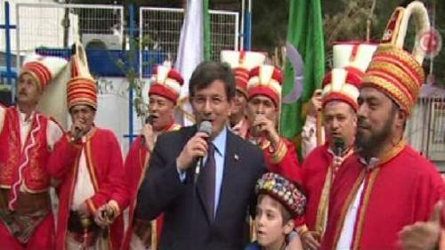 DAVUTOĞLU FETİH MARŞINI SÖYLEDİ