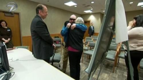 10 YIL SONRA EŞİNİ GÖREN ADAMIN SEVİNCİ