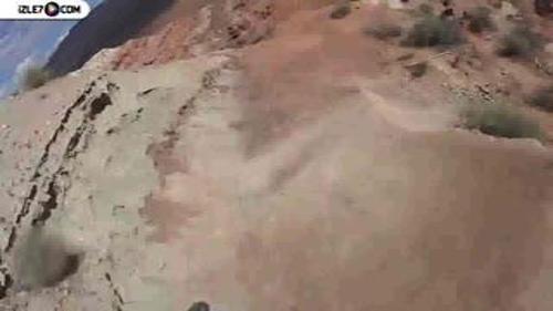 YARIŞÇININ BİSİKLETİ İLE DAĞDAN İNANILMAZ İNİŞİ